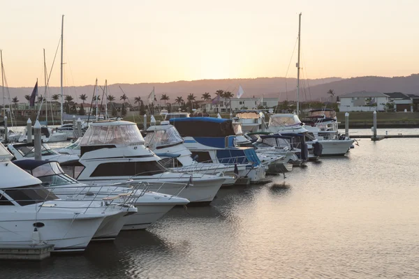 Barcos de lujo en el puerto deportivo — Foto de Stock