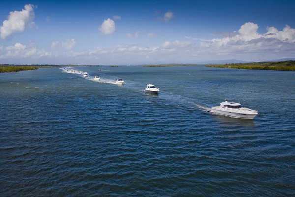 Um grupo de pequenos barcos a motor no mar — Fotografia de Stock