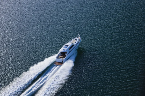 Beau bateau de vitesse naviguant à travers la mer Image En Vente