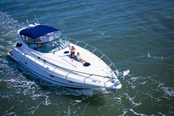 Hermoso yate navegando lentamente en el mar — Foto de Stock