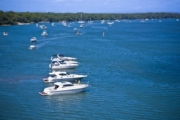 Barcos a motor ancorados perto da costa — Fotografia de Stock