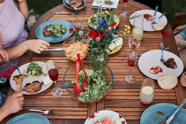 Familia Teniendo Una Comida Parrilla Durante Picnic Verano Cena Aire — Foto de Stock