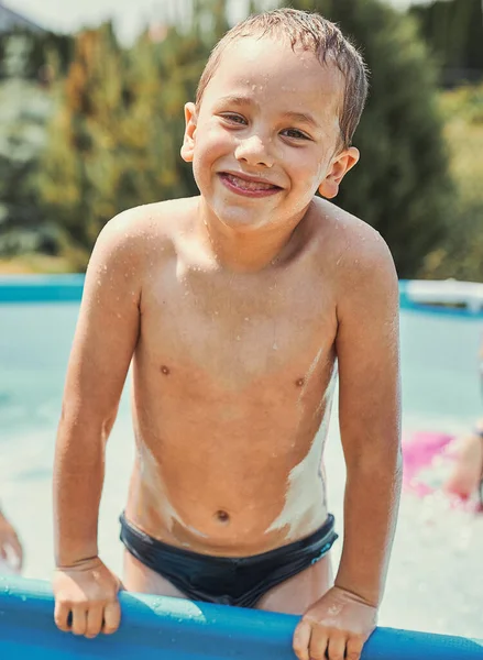 Retrato Niño Feliz Sonriente Pie Una Piscina Divirtiéndose Día Soleado — Foto de Stock