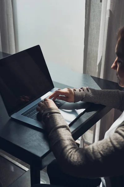 Laptop Bilgisayarı Üzerinde Uzaktan Çalışan Odaklanmış Kadını Bir Kafede Oturarak — Stok fotoğraf