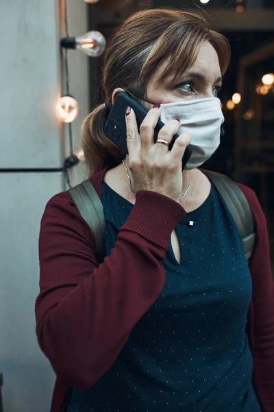 Jovem Mulher Falando Telefone Uma Frente Restaurante Centro Cidade Usando — Fotografia de Stock