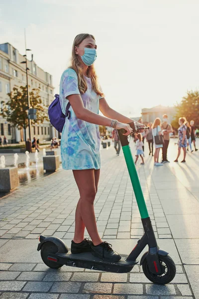 Jonge Vrouw Een Elektrische Scooter Het Centrum Vrouw Met Het — Stockfoto