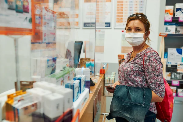 Mulher Fazendo Compras Farmácia Comprando Medicamentos Usando Máscara Facial Para — Fotografia de Stock