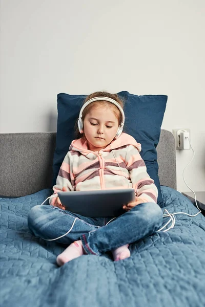 Little Girl Preschooler Learning Online Solving Puzzles Playing Educational Games — Stock Photo, Image