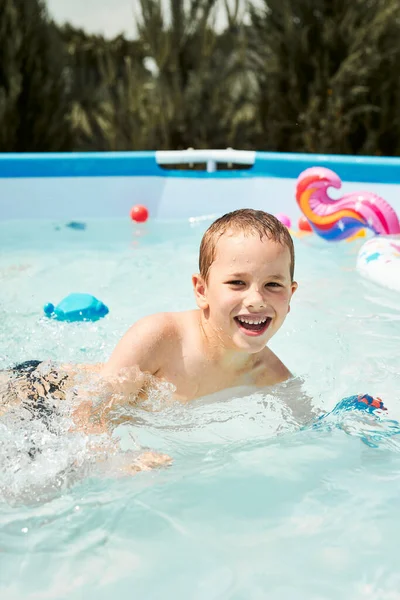 Güneşli Bir Yaz Gününde Havuzda Eğlenen Mutlu Çocuk Portresi Kameraya — Stok fotoğraf