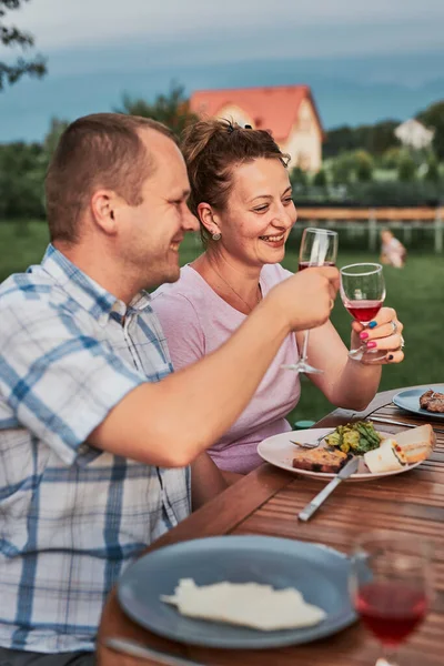 Hacer Tostadas Familiares Durante Picnic Verano Cena Aire Libre Jardín — Foto de Stock