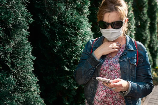 Mulher Usando Smartphone Livre Usando Máscara Facial Durante Surto Coronavírus — Fotografia de Stock