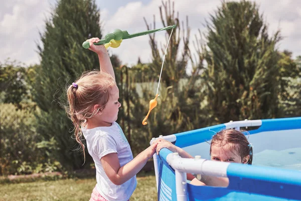 Niños Jugando Una Piscina Con Caña Pescar Juguete Jardín Casa — Foto de Stock