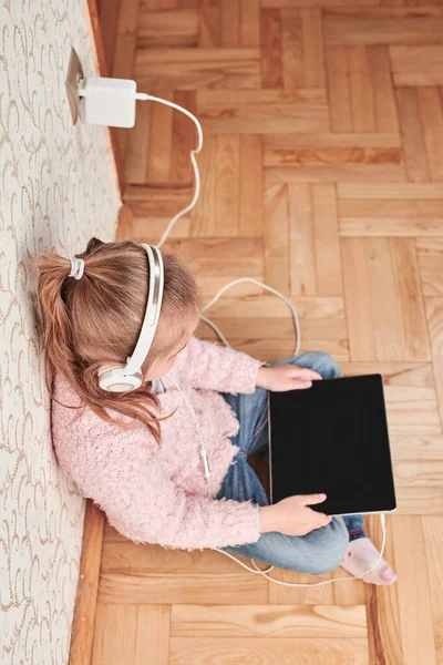 Little Girl Preschooler Learning Online Solving Puzzles Playing Educational Games — Stock Photo, Image