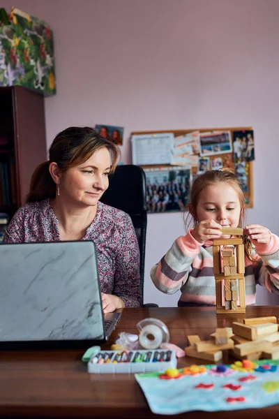 Vrouw Moeder Werken Doen Haar Werk Afstand Tijdens Video Chat — Stockfoto