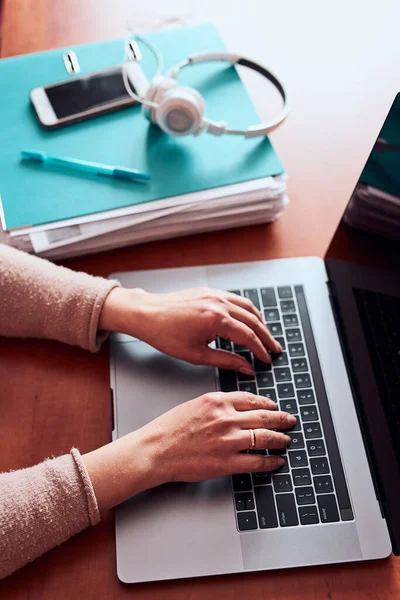 Mujer Trabajando Hablando Haciendo Trabajo Forma Remota Durante Llamada Telefónica — Foto de Stock