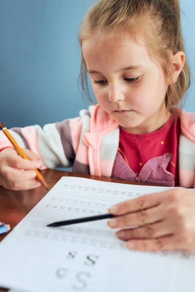 Bambina Età Prescolare Imparare Scrivere Lettere Con Aiuto Del Suo — Foto Stock