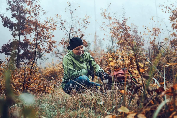 Femme Avec Sac Dos Faisant Une Pause Pendant Voyage Automne — Photo