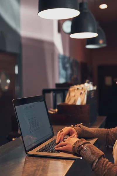 Жінка Працює Дистанційно Ноутбуці Керуючи Роботою Сидячи Столом Кафе Жіночі — стокове фото