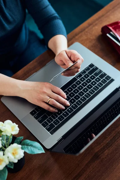 Kadın Banka Kartı Dizüstü Bilgisayar Kullanarak Online Alışveriş Yapıyor Bilgisayarın — Stok fotoğraf