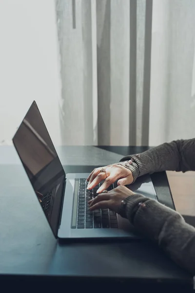 Mujer Trabajando Remotamente Computadora Portátil Administrando Trabajo Sentada Mesa Café — Foto de Stock