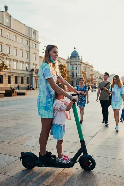 Tiener Meisje Haar Zus Kleuter Rijden Een Elektrische Scooter Het — Stockfoto