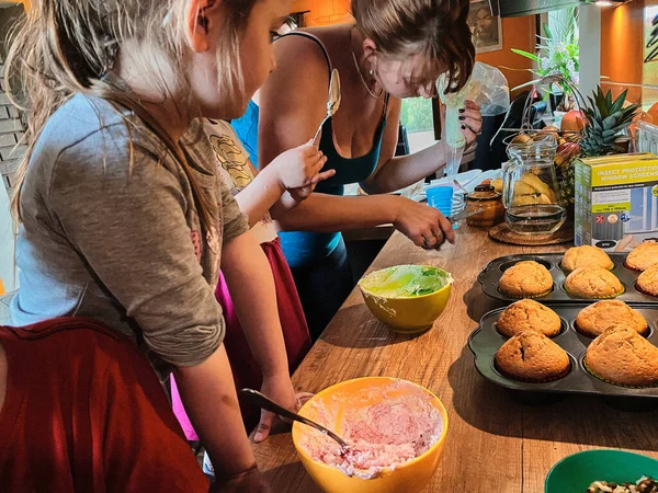 Grupo Niños Horneando Cupcakes Preparando Ingredientes Aderezos Espolvoreos Para Decorar — Foto de Stock