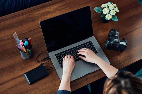 Fotógrafa Que Trabaja Fotos Laptop Cámara Mujer Editando Retoques Hojeando — Foto de Stock