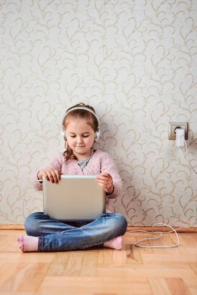 Little Girl Preschooler Learning Online Solving Puzzles Playing Educational Games — Stock Photo, Image