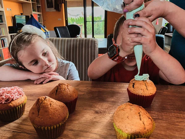 Grupo Niños Horneando Cupcakes Exprimiendo Crema Bolsa Confitería Preparando Ingredientes —  Fotos de Stock