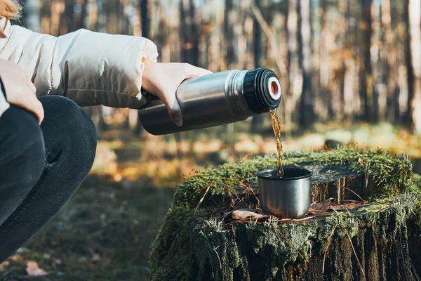 Ženy Které Mají Během Podzimního Výletu Přestávku Nalévají Teplý Nápoj — Stock fotografie