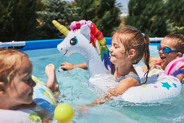 Bahçesindeki Bir Havuzda Oynayan Çocuklar Çocuklar Güneşli Bir Yaz Gününde — Stok fotoğraf