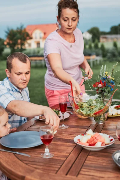 Familia Teniendo Una Comida Parrilla Durante Picnic Verano Cena Aire — Foto de Stock
