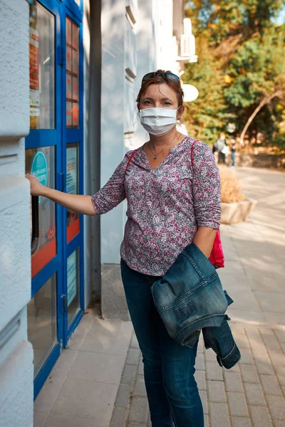 Mulher Frente Farmácia Usando Máscara Facial Para Cobrir Boca Nariz — Fotografia de Stock