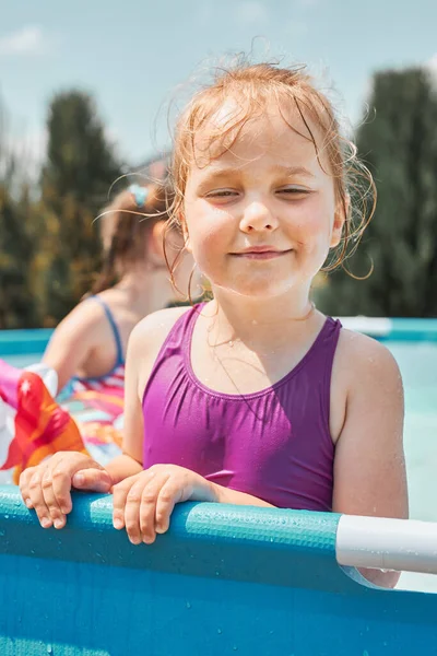 Güneşli Bir Yaz Gününde Havuzda Durup Eğlenen Mutlu Bir Kızın — Stok fotoğraf