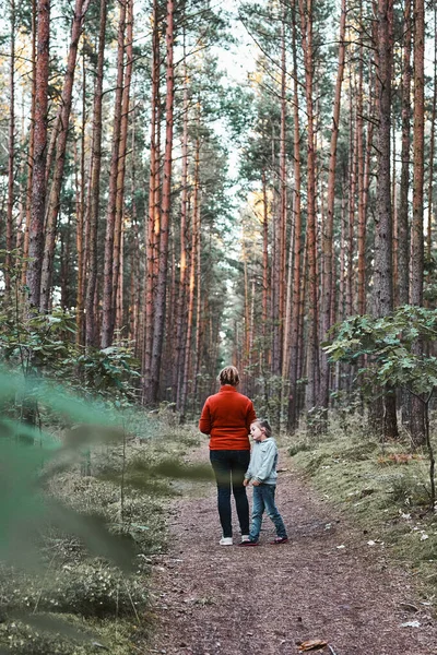 Madre Pequeña Hija Caminando Bosque Durante Viaje Vacaciones Verano Familia —  Fotos de Stock