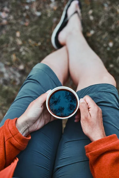 Gros Plan Une Femme Assise Extérieur Tenant Une Tasse Avec — Photo