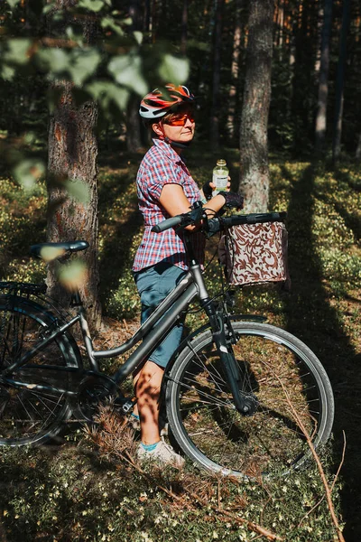 Ενεργή Γυναίκα Που Περνά Δωρεάν Καλοκαιρινές Διακοπές Ένα Ταξίδι Ποδήλατο — Φωτογραφία Αρχείου