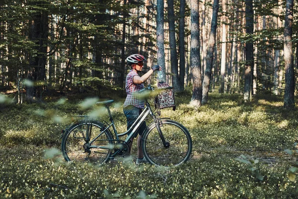 Ενεργή Γυναίκα Ξοδεύει Δωρεάν Χρόνο Διακοπών Ένα Ταξίδι Ποδήλατο Ένα — Φωτογραφία Αρχείου
