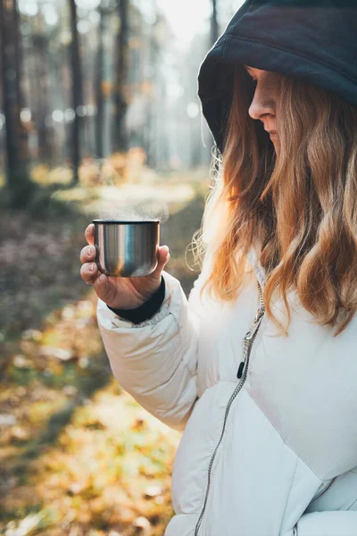 Mujer Con Capucha Descansando Durante Viaje Otoño Sosteniendo Taza Con — Foto de Stock