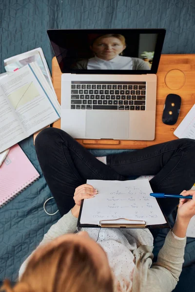 Junge Studentin Unterricht Online Lernen Unterricht Aus Der Ferne Verfolgen Stockbild