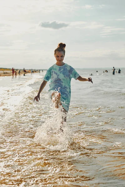 Girl Splashing Water Camera Enjoying Free Time Sea Beach Sunset — Stock Photo, Image