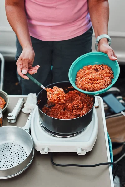 Primer Plano Las Manos Femeninas Poniendo Plato Arroz Con Salsa — Foto de Stock