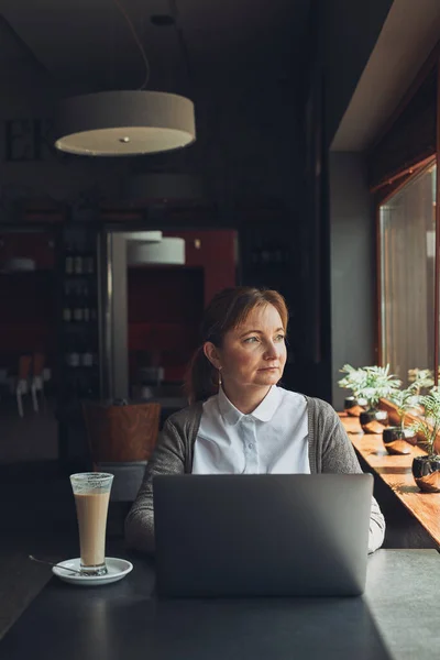 Dizüstü Bilgisayarıyla Uzaktan Çalışan Rahat Kadını Bir Kafede Oturarak Çalışmalarını — Stok fotoğraf