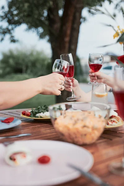 Brindis Familiares Durante Cena Aire Libre Verano Jardín Casa Primer — Foto de Stock