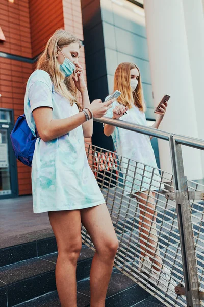 Meninas Jovens Passam Tempo Juntas Centro Cidade Usando Smartphones Mídias — Fotografia de Stock