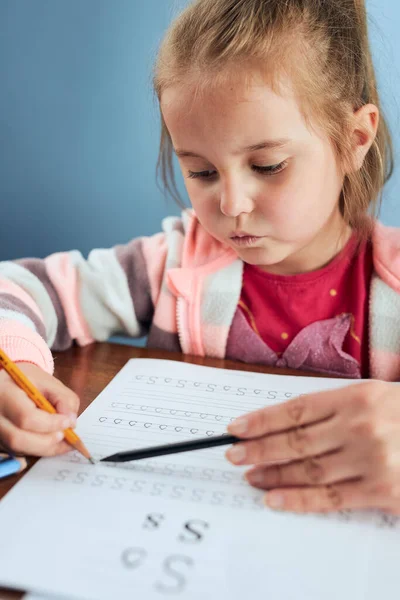 Kleine Meisje Kleuter Leren Brieven Schrijven Met Behulp Van Haar — Stockfoto