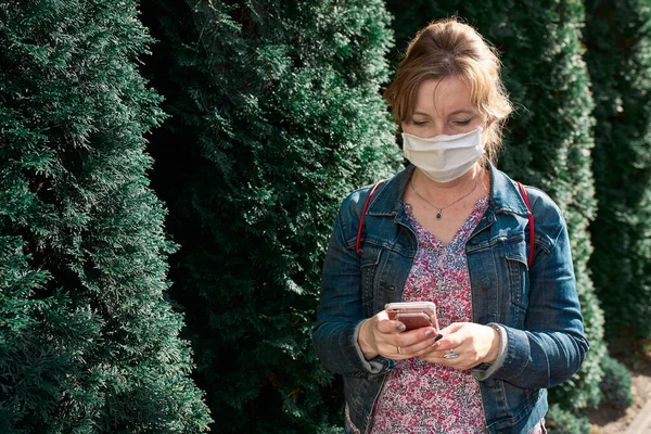 Mulher Usando Smartphone Livre Usando Máscara Facial Durante Surto Coronavírus — Fotografia de Stock