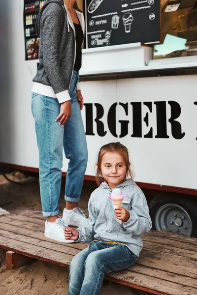 Niña Comiendo Helado Sentada Escalón Frente Camión Comida Durante Tiempo —  Fotos de Stock