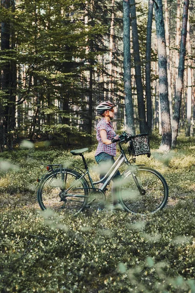 Ενεργή Γυναίκα Ξοδεύει Δωρεάν Χρόνο Διακοπών Ένα Ταξίδι Ποδήλατο Ένα — Φωτογραφία Αρχείου