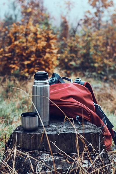 Close Shot Thermos Flask Backpack Put Tree Trunk While Break — Stock Photo, Image